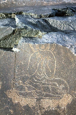 Những tảng đá khắc bị hư hỏng nghiêm trọng hoặc bề mặt bị nứt với nhiều mảnh rơi xuống